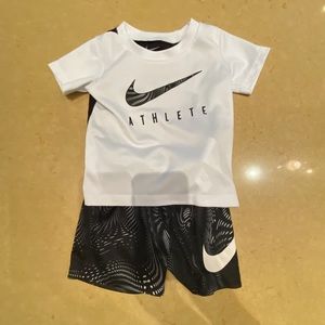 Nike 18mo toddler boys outfit t-shirt and shorts
